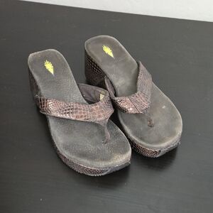 Volatile Brown Reptile Pattern Wedge Sandals Toe Post Shoe Size 8